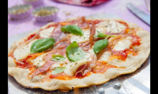 Slik lager du pizza på grillen